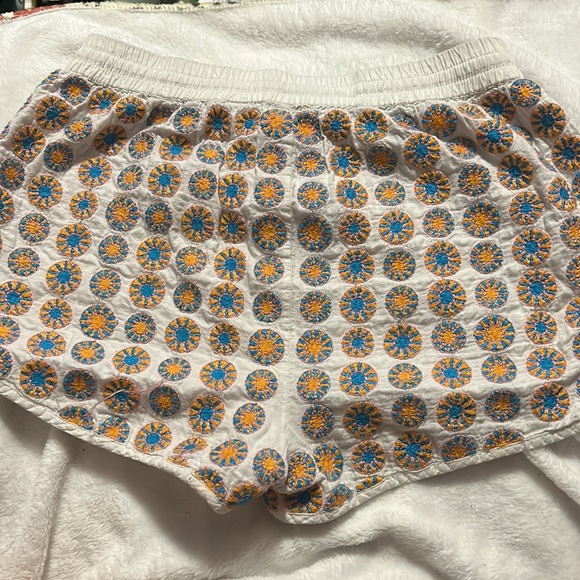Buttons shorts - Picture 2 of 3